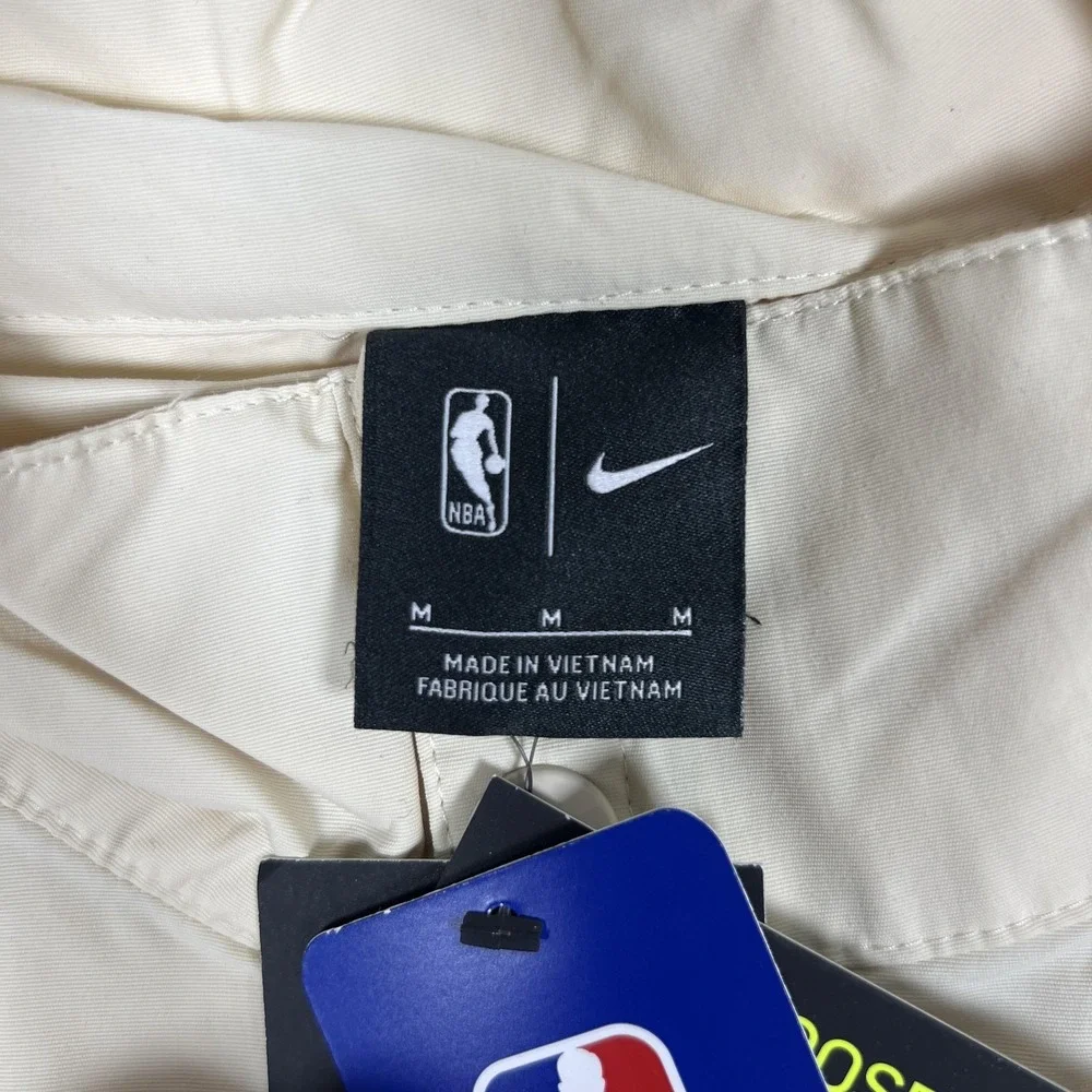 Milwaukee Bucks Jacket Mens Medium Cream NBA Basketball Nike M Logo Hooded Nylon